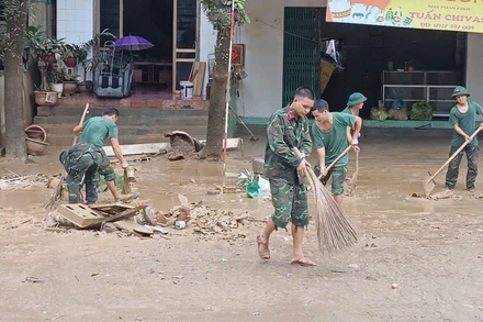 Lực lượng quân đội được huy động hỗ trợ dọn dẹp bùn đất sau mưa lũ tại phường Hà Giang 1.