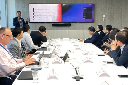 Ông Andrew Cope, Giám đốc điều hành Nokia khu vực châu Đại Dương trao đổi với Đoàn cán bộ lãnh đạo, quản lý các ban, bộ, ngành trung ương và địa phương Việt Nam.