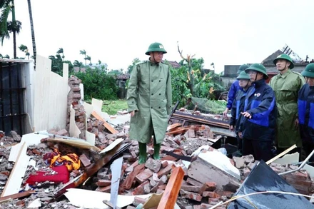 Đồng chí Thiếu tướng Nguyễn Hữu Mạnh, Giám đốc Công an tỉnh Ninh Bình trực tiếp chỉ đạo công tác cứu nạn, cứu hộ, khắc phục hậu quả do bão số 10 gây ra tại xã Quỹ Nhất.