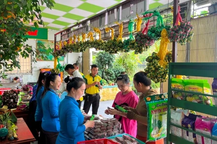 Khách mua nem Lai Vung tại cơ sở sản xuất nem Hoàng Khánh, xã Lai Vung, tỉnh Đồng Tháp.