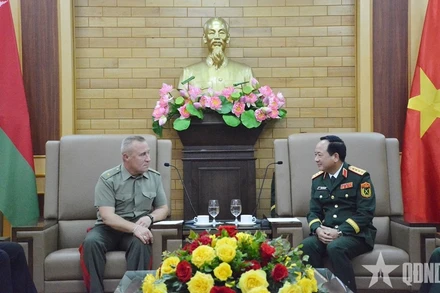 Đại tướng Trịnh Văn Quyết trao đổi với Thiếu tướng Kasinski Leanid Viktorovich. (Ảnh qdnd.vn)