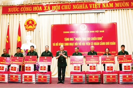 Trung ương Hội Cựu chiến binh Việt Nam tặng nhà "Nghĩa tình cựu chiến binh" và tặng quà các cựu chiến binh tỉnh Cao Bằng.