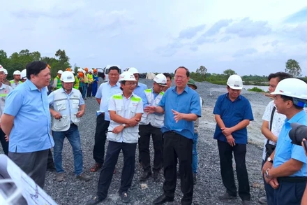Bí thư Tỉnh ủy Cà Mau Nguyễn Hồ Hải (áo sơ mi xanh ở giữa) kiểm tra và đốc thúc tiến độ xây dựng đường cao tốc, đoạn qua địa phận tỉnh Cà Mau.