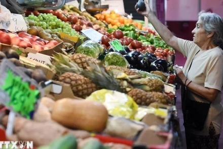 Người tiêu dùng mua sắm tại một chợ ở Madrid, Tây Ban Nha. (Ảnh: THX/TTXVN)