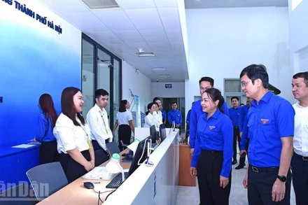 Các đồng chí đại diện lãnh đạo ban, bộ, ngành, đoàn thể thăm, động viên cán bộ, công chức, tình nguyện viên tại Trung tâm phục vụ hành chính công thành phố Hà Nội (phường Cầu Giấy).