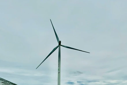 Thủ tướng Chính phủ yêu cầu khẩn trương tháo gỡ vướng mắc các dự án điện năng lượng tái tạo. (Ảnh: NVH)