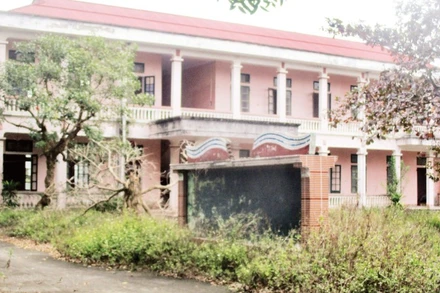 Một công sở dư thừa tại huyện Nga Sơn, tỉnh Thanh Hóa bỏ hoang gây lãng phí. (Ảnh TTXVN)