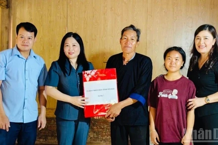 Lãnh đạo tỉnh Yên Bái trao quà cho người dân xã Lao Chải, huyện Mù Cang Chải. (Ảnh THANH SƠN)