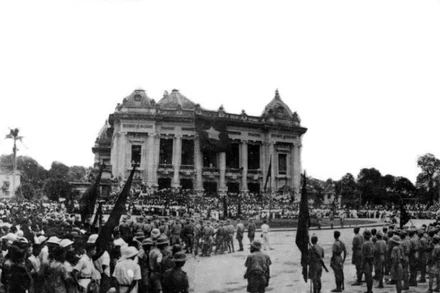 Mít-tinh Cách mạng Tháng Tám sôi sục ở Thủ đô Hà Nội. (Ảnh: Tư liệu TTXVN)