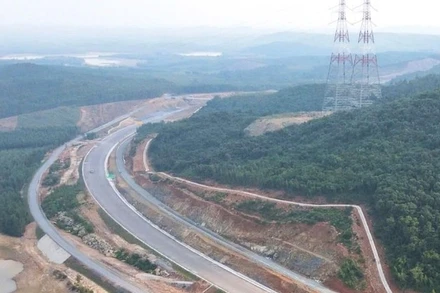 Một đoạn cao tốc bắc-nam đi qua tỉnh Quảng Bình vừa hoàn thành.