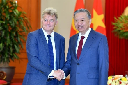 Ngày 28/10/2024, tại Trụ sở Trung ương Đảng, Tổng Bí thư Tô Lâm đã tiếp Đoàn cấp cao Đảng Cộng sản Pháp do Bí thư toàn quốc Fabien Roussel dẫn đầu nhân dịp Đoàn thăm, làm việc tại Việt Nam và dự Hội thảo lý luận lần thứ 4 giữa Đảng Cộng sản Việt Nam và Đảng Cộng sản Pháp. (Ảnh ĐĂNG KHOA)