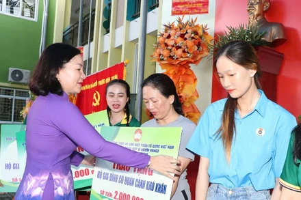 Trao tặng những phần quà cho các hộ gia đình có hoàn cảnh khó khăn trên địa bàn thành phố.