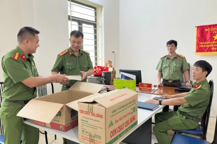 Cán bộ, chiến sĩ công an xã Mai Sơn sắp xếp tài liệu, hồ sơ để bắt tay thực hiện nhiệm vụ mới sau sáp nhập xã, phường.