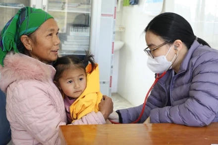 Các thầy thuốc Bệnh viện Đại học Y Hà Nội tham gia khám bệnh, tư vấn sức khỏe và cấp thuốc miễn phí cho người dân xã Pà Cò (Phú Thọ). (Ảnh BVCC)