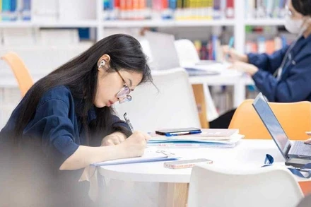 Sinh viên Đại học Phenikaa học tập trong thư viện (Ảnh: Phước An)