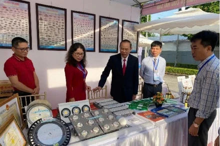 Thứ trưởng Phùng Đức Tiến thăm gian trưng bày công nghệ nuôi trồng và giống thủy sản của Viện Nghiên cứu Hải sản. (Ảnh: Bảo Thắng)