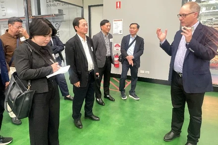 Giáo sư Brett Oberstein-Giám đốc Kinh doanh và Giáo sư Công nghiệp UTS giới thiệu mô hình TechLab với Đoàn Cán bộ lãnh đạo, quản lý các ban, Bộ, ngành Trung ương và địa phương.