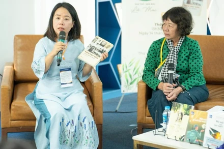 Đại diện gia đình liệt sĩ Đặng Thùy Trâm (bên phải) giao lưu về tác phẩm văn học.