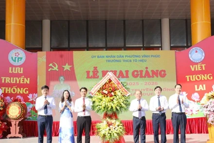 Phó Bí thư Tỉnh ủy Bùi Đức Hinh chúc mừng Trường trung học cơ sở Tô Hiệu.