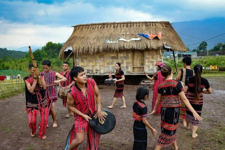 Một hoạt động sinh hoạt văn hóa truyền thống của người Tà Ôi. (Ảnh: THÀNH ĐẠT)