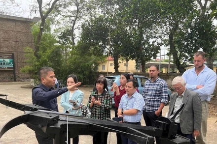 Kỹ sư Vũ Đình Thanh (ngoài cùng bên trái) giới thiệu thiết kế “Nỏ thần” phục dựng.