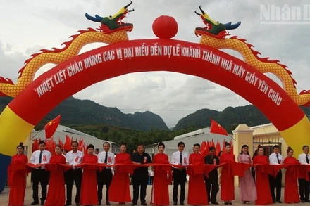 Các đại biểu cắt băng khánh thành Nhà máy giày Yên Châu.