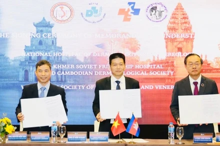 Đại diện các đơn vị ký kết biên bản ghi nhớ.