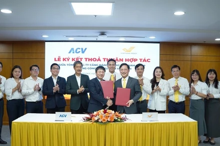Lãnh đạo Tổng công ty Bưu điện Việt Nam cùng Tổng công ty Cảng Hàng không Việt Nam ký kết thảo thuận hợp tác.
