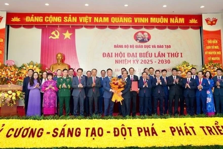 Phó Thủ tướng Lê Thành Long tặng hoa chúc mừng Ban Chấp hành Đảng bộ Bộ Giáo dục và Đào tạo khóa I, nhiệm kỳ 2025-2030.