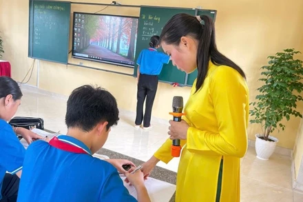 Giờ học với bảng tương tác thông minh - một trong những hình thức dạy học ứng dụng công nghệ thông tin đang được triển khai tại các trường vùng khó khăn.