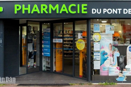 Dữ liệu lâm sàng hiện tại không cho thấy biến thể NB.1.8.1 gây ra bệnh nặng hơn các biến thể khác và WHO đánh giá rủi ro toàn cầu ở mức thấp. (Ảnh: MINH DUY)