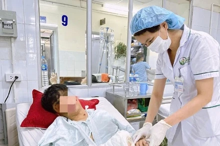 Điều trị tai nạn pháo nổ tại Bệnh viện Việt Đức. (Ảnh: Bệnh viện Việt Đức)