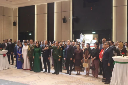 Các đại biểu tham dự buổi lễ.