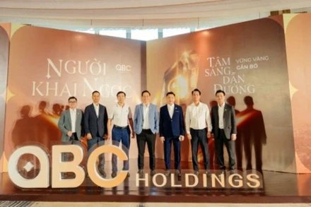 Đại diện OBC Holdings chụp hình lưu niệm cùng đại biểu khách mời.