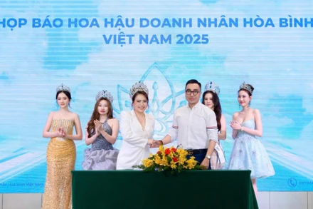 Ban tổ chức cuộc thi Hoa hậu Doanh nhân Hòa bình Việt Nam 2025 và các doanh nghiệp đồng hành, tài trợ tại cuộc họp báo.