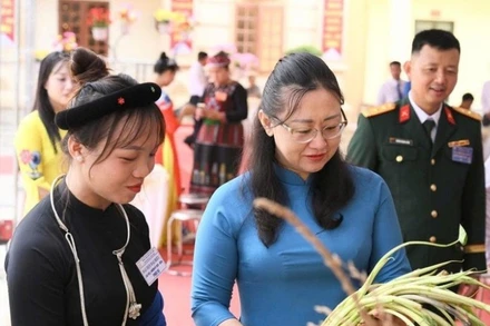 Đồng chí Giàng Thị Dung, Phó Bí thư Tỉnh ủy, Chủ tịch Ủy ban Mặt trận Tổ quốc Việt Nam tỉnh Lào Cai tham quan sản phẩm nông nghiệp của xã Mậu A. (Ảnh: THANH SƠN) 