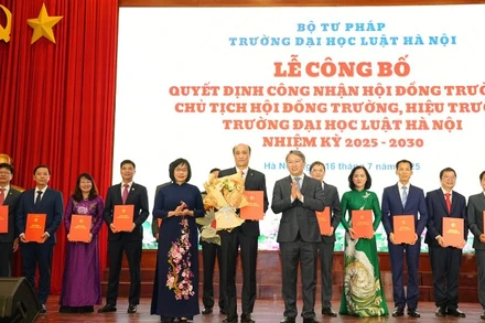 Phó Giáo sư, Tiến sĩ Tô Văn Hòa nhận quyết định công nhận Hiệu trưởng Trường đại học Luật Hà Nội.