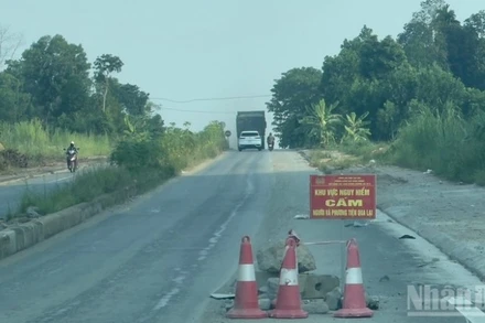 Dù có hiệu lệnh cấm, xe chở cát vẫn chạy vào đường bị sạt ta-luy âm tại khu công nghiệp Âu Lâu, cần xử lý nghiêm. (Ảnh: THANH SƠN)