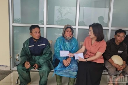 Lãnh đạo xã Lao Bảo thăm hỏi gia đình các nạn nhân đang cấp cứu tại Bệnh viện đa khoa tỉnh Quảng Trị.