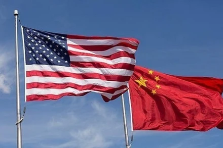 Quốc kỳ Mỹ (trái) và quốc kỳ Trung Quốc. (Ảnh: IRNA/TTXVN)