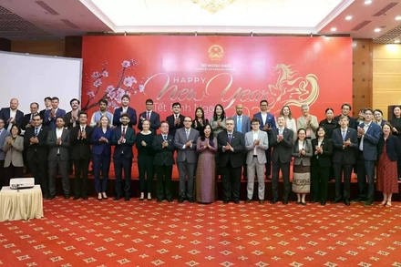 Thứ trưởng Lê Thị Thu Hằng chụp ảnh chung cùng với các đại diện của hơn 30 văn phòng báo chí nước ngoài thường trú tại Việt Nam. (Nguồn: Thế giới và Việt Nam)