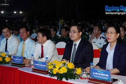 Các đại biểu tham dự chương trình.