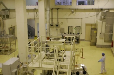 Nhân viên kỹ thuật Iran làm việc bên trong cơ sở hạt nhân Isfahan, nằm cách thủ đô Tehran khoảng 420km về phía Nam. (Ảnh: The Times of Israel/TTXVN)