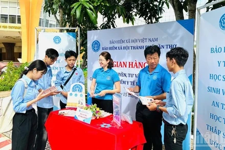 Tư vấn, giải đáp về chính sách bảo hiểm y tế học sinh, sinh viên cho các em sinh viên Trường đại học Nam Cần Thơ.