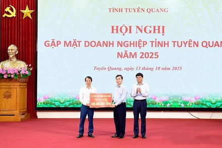 Lãnh đạo Mặt trận Tổ quốc Việt Nam tỉnh Tuyên Quang tiếp nhận ủng hộ của doanh nghiệp trên địa bàn tỉnh ủng hộ đồng bào bị thiệt hại do bão số 10 gây ra.