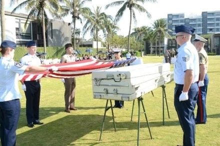 Lễ trao trả hài cốt quân nhân Hoa Kỳ mất tích trong chiến tranh ở Việt Nam, diễn ra tại Đà Nẵng.