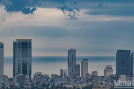 Thành phố Đà Nẵng như "bồng bềnh" giữa biển, trời và mây trong sáng 2/12.