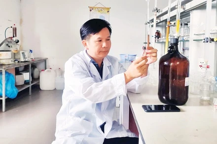 Cán bộ Viện Công nghệ tiên tiến (Viện Hàn lâm Khoa học và Công nghệ Việt Nam) kiểm tra kết quả các hoạt chất sau khi chiết xuất cao ngải cứu. (Ảnh: DŨNG HIẾU)