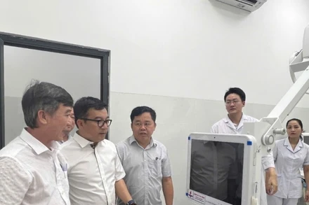 Tổng Giám đốc BSR Nguyễn Việt Thắng (thứ 2 từ trái qua) kiểm tra trang thiết bị y tế do BSR tài trợ.