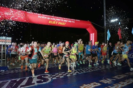 Gần 1.000 vận động viên tham gia giải chạy.